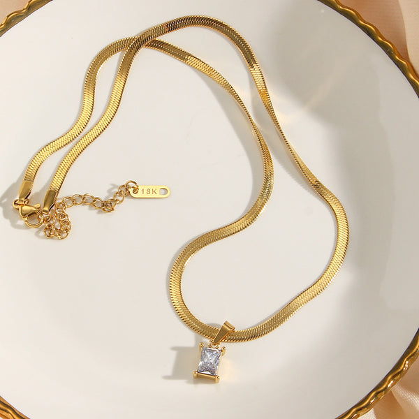Collana con ciondolo quadrato con diamanti e catena a serpente piatta placcata oro 18 carati in acciaio inossidabile